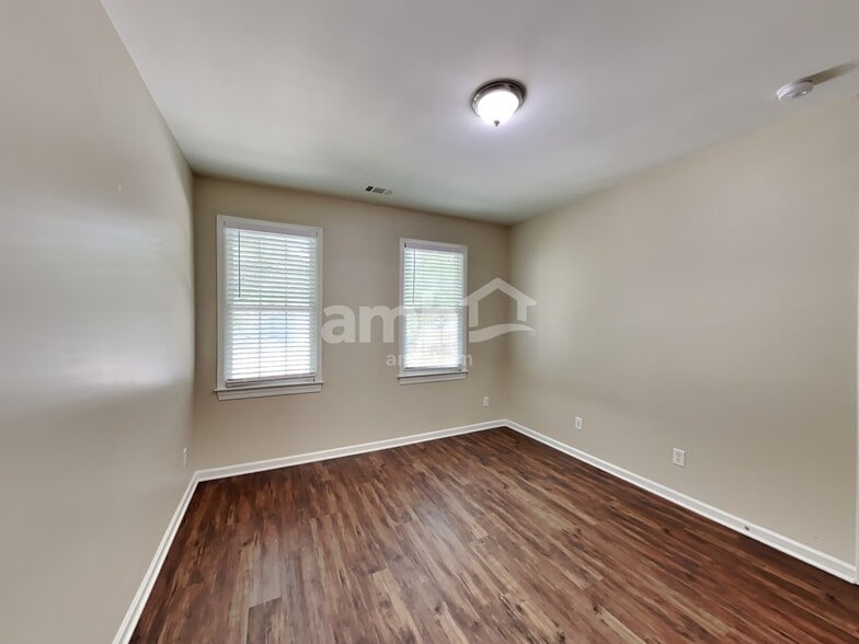 Building Photo - 302 Green St