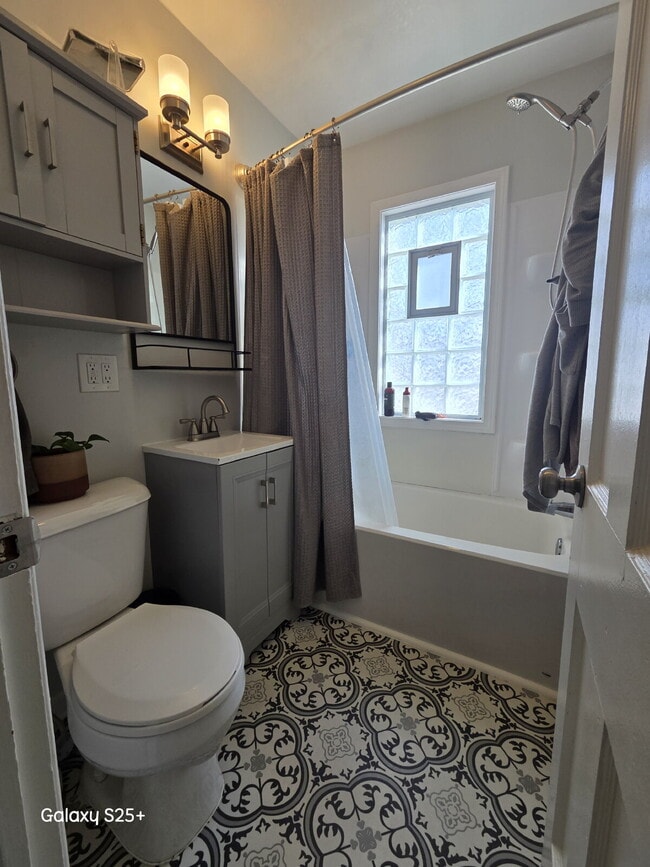 Building Photo - Charming 3-Bedroom, 1-Bath Duplex for Rent! VIDEO TOUR