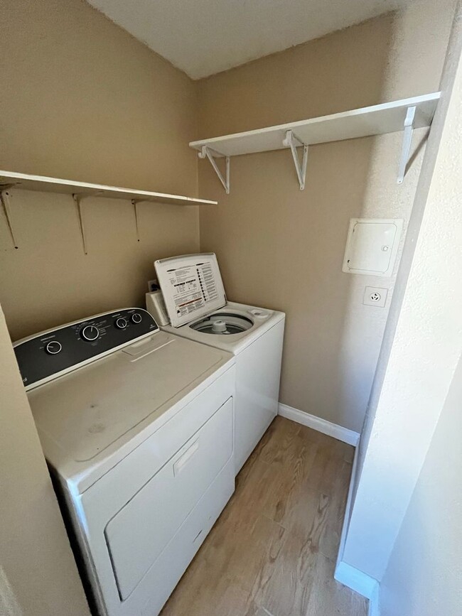 Building Photo - Spacious 3-Bedroom Townhome in Beautiful O...