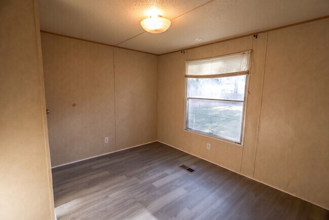 Building Photo - 6626 Moss Rose Dr
