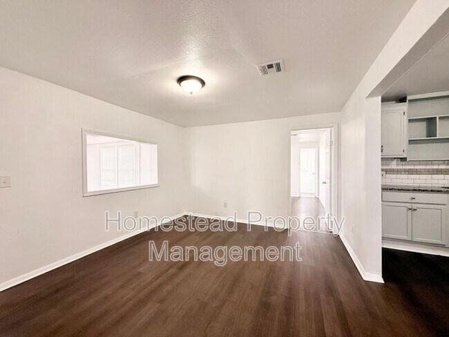 Building Photo - 4101 SE 42nd St