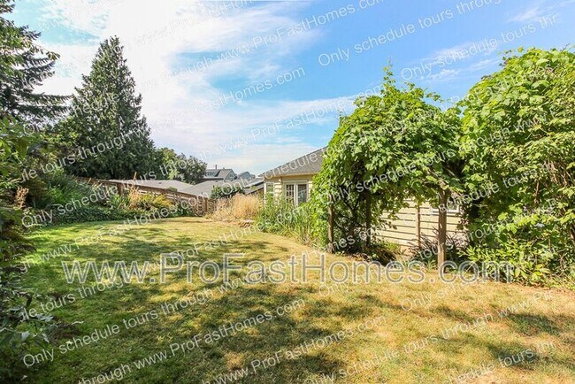 Building Photo - 616 SW Moss St