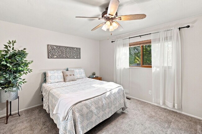 Building Photo - Beautiful 4BED/2BA Tri-Level Home in Widefield Country Club Heights