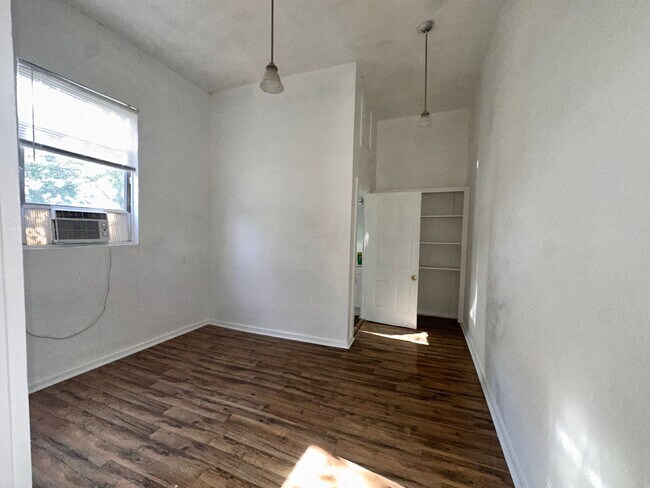 Building Photo - 1105 N 12th St