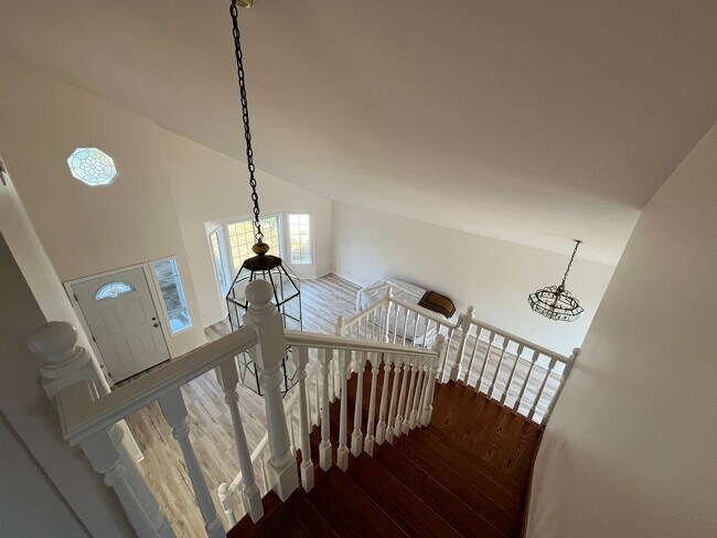 Building Photo - Reseda 4+3 w/fireplace, vaulted ceilings, new flooring, solar panels, + pool!