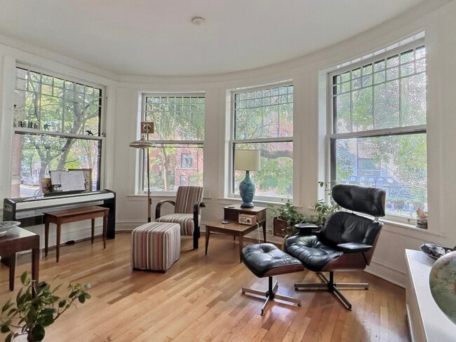 Building Photo - 2921 N Pine Grove Ave