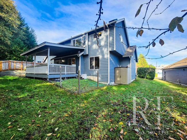 Building Photo - Elegant Silverdale Home with Private Backy...