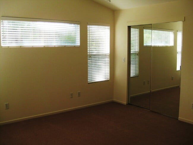 Building Photo - 3 Bed, 2 Baths, 1485 SF. 2 Car Garage, sin...
