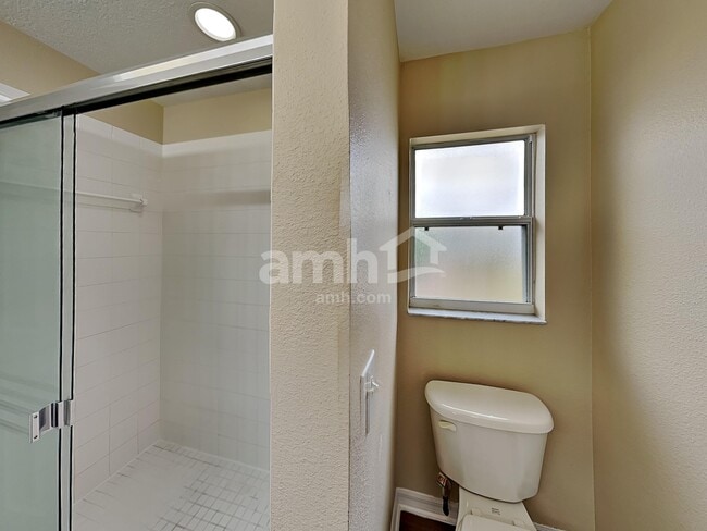 Building Photo - 1322 Lake Idamere Blvd