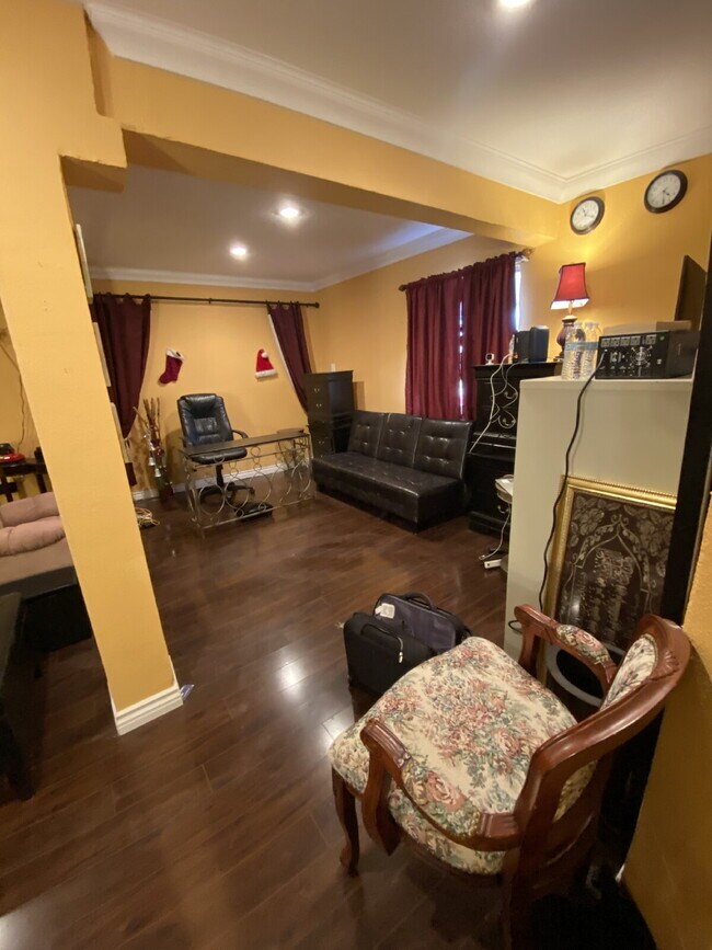 Building Photo - Spacious 3BD/3BA Home with Big Yard — Priced to Move Fast! Pets OK