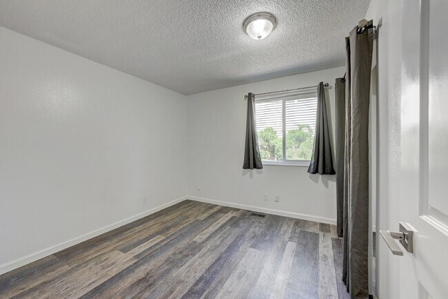 Building Photo - $2,900.00, 5 bed, 3 bath in Denver with Fi...