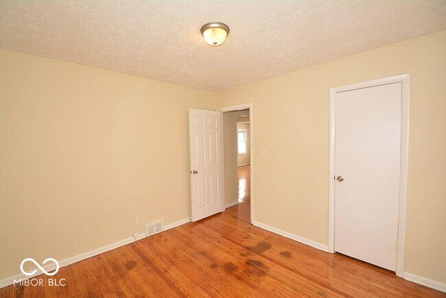 Building Photo - 5005 Indianola Ave