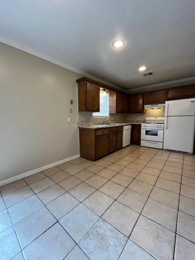 Building Photo - 3 Bedroom 2 Bathroom House!