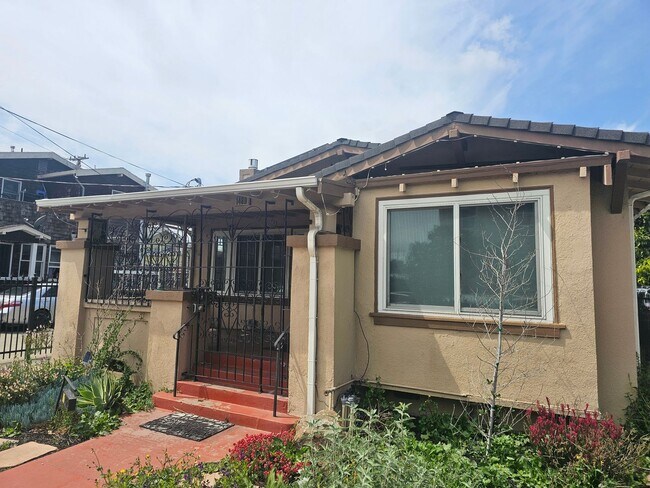 Building Photo - Live & Work in Oakland: Spacious Home with...