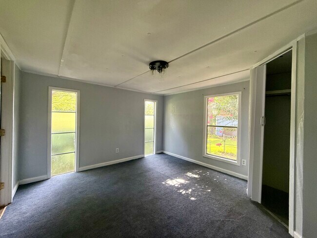 Building Photo - 143 Maple St