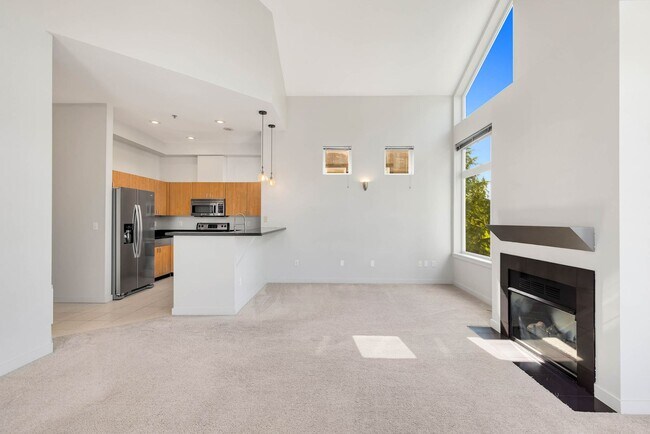 Building Photo - Kirkland Top Floor Large 1 BR+ 1 BA Condo with High Ceilings