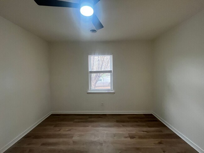 Building Photo - Newley renovated!