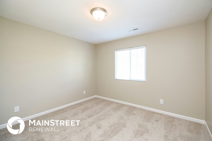 Building Photo - 305 Walnut Crossing Dr