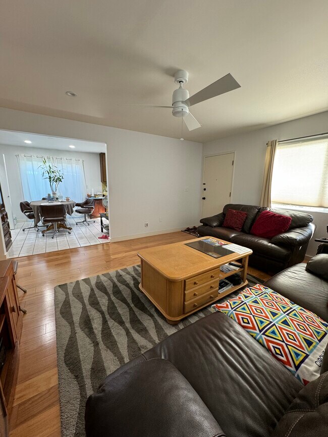 Livingroom b - 3017 Chaucer St