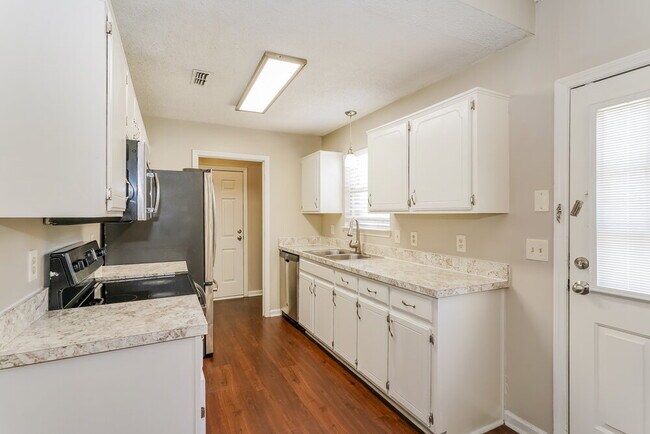 Building Photo - 102 Riverwood Dr