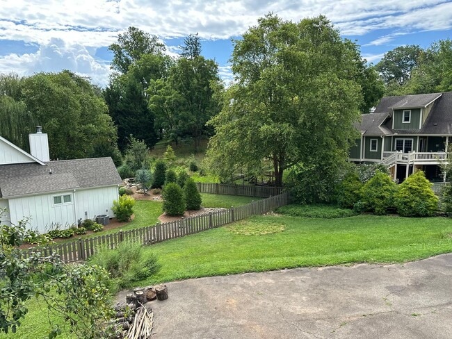 Building Photo - Large Weaverville Rental!