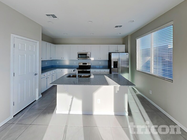 Building Photo - 8636 E Posada Ave