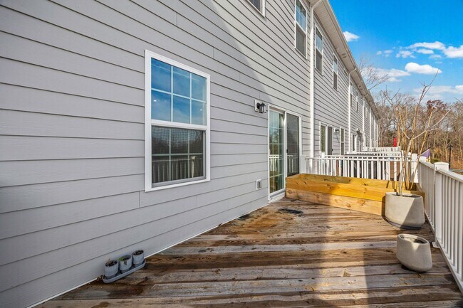 Building Photo - Like new 3-bed, 2.5 bath townhome in Cramerton Mills Parkway!