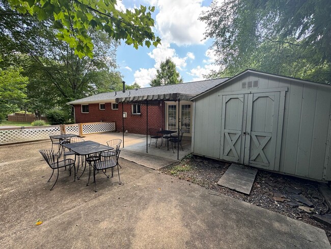 Building Photo - Gorgeous 4 Bed 3 Bath Home Sitting On Spac...