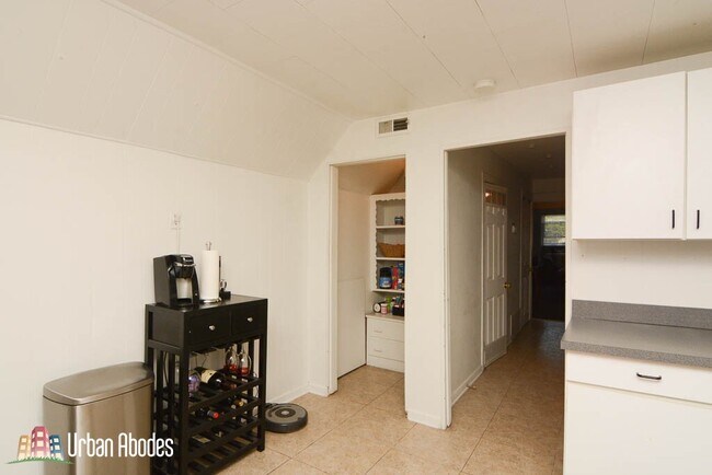 Building Photo - 1517 W Oakdale Ave