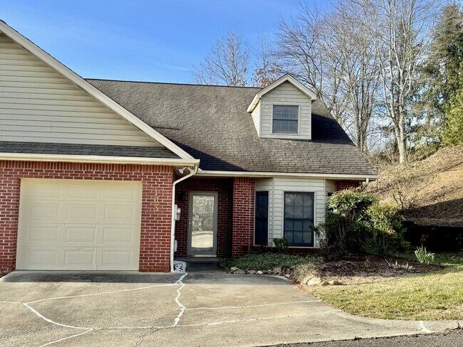 Building Photo - 103 Pinewood Dr