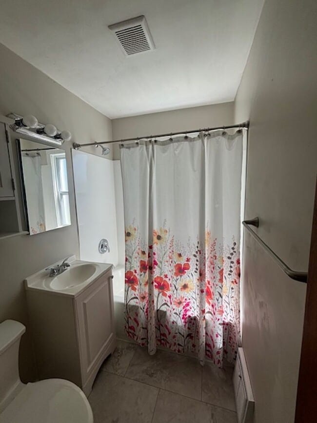 Building Photo - Charming 3 Bedroom 1 Bath Home on Eastside Of Lorain