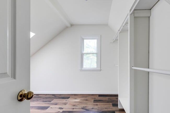 Building Photo - Beautiful 3 bedroom 2.5 bath in Woodlake