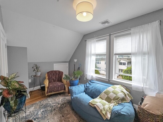 Building Photo - 19 Iona St