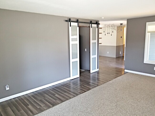 Building Photo - 510 S Phillippi St