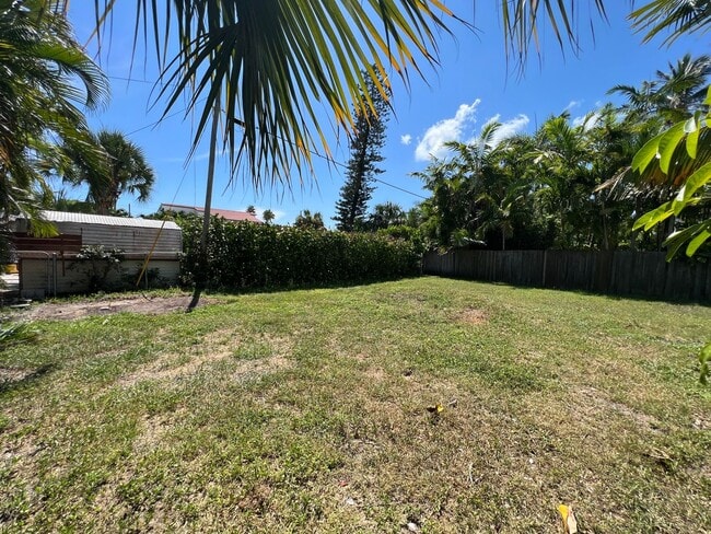 Building Photo - * Coming Soon* 2 Bedroom 1 Bath 2 Blocks from the Ocean