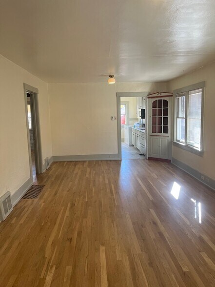 Building Photo - 831 E Platte Ave