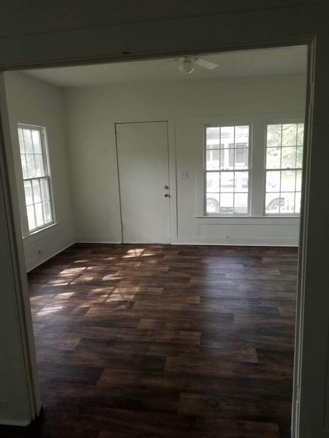 Building Photo - 1 bedroom 1 bath duplex