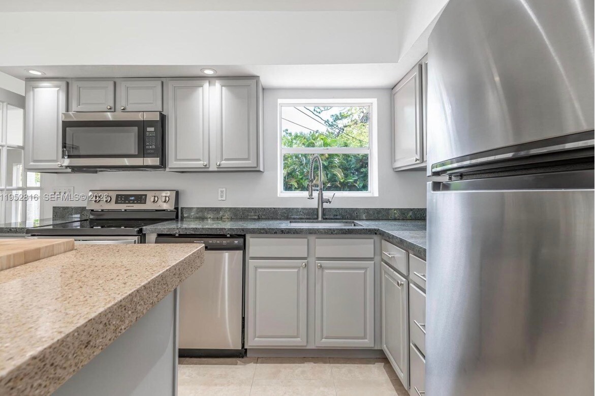 Building Photo - 1032 SW 22nd Ter