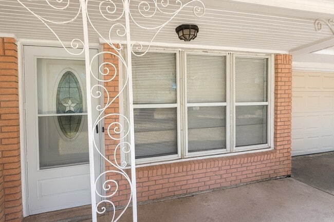 Building Photo - 4053 Silverwood Dr