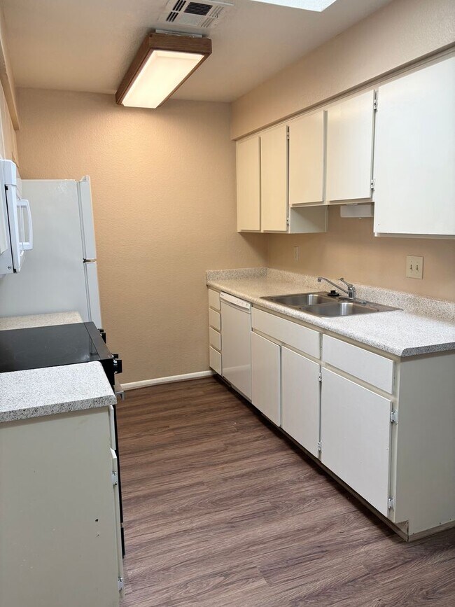 Building Photo - **CHARMING 2 BEDROOM/2 BATHROOM PATIO HOME...