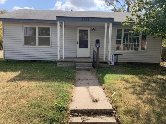 Primary Photo - 2121 E Eucalyptus Ave