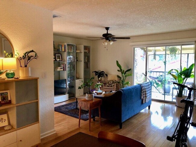 Building Photo - 1 BDRM 1 BATH CONDO IN LA COSTA BRAVA - DOWNTOWN/SODO (LAKE PINELOCH)