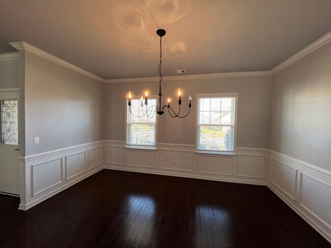 Building Photo - 4 Bedroom 3 Bath - Gorgeous Backyard in Le...