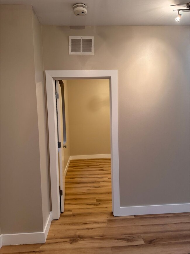 Building Photo - Charming 2BR Townhome in Oklahoma City