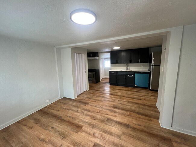 Building Photo - 2 Bed 1 Bath House in Westwood Neighborhood