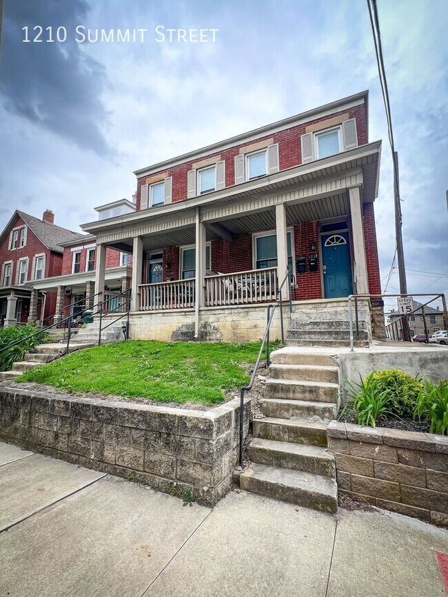 Building Photo - 1210 Summit St