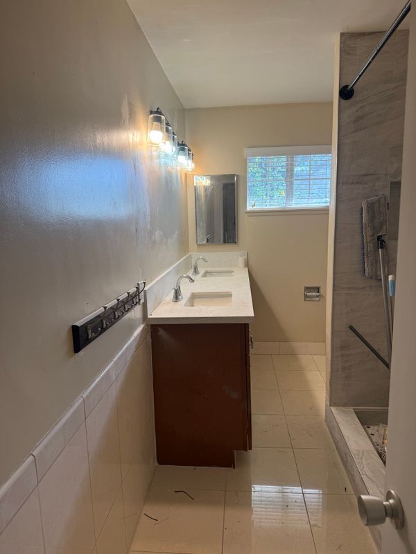 Building Photo - 647 Gartel Dr