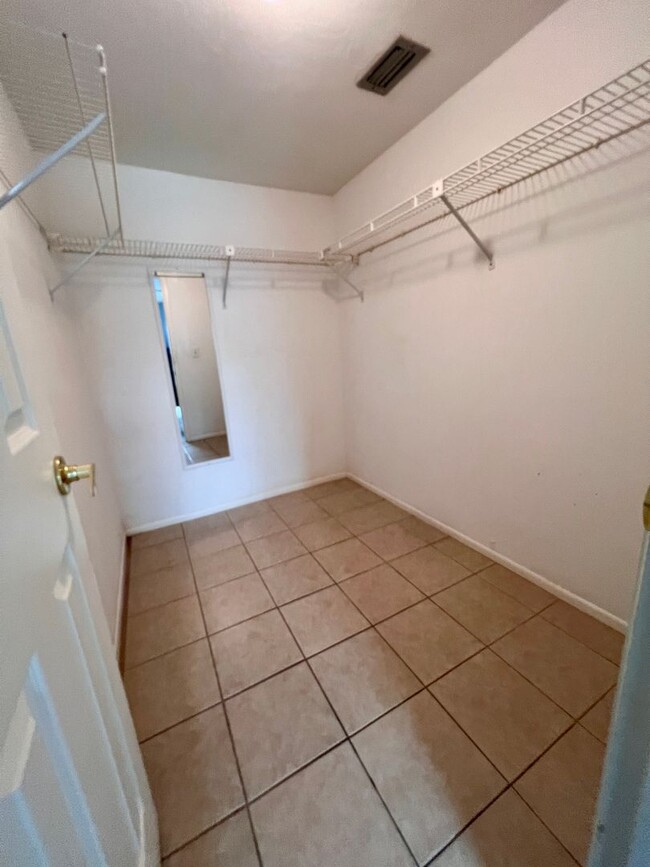 Building Photo - Charming 2-Bedroom and 2 bathroom First Fl...