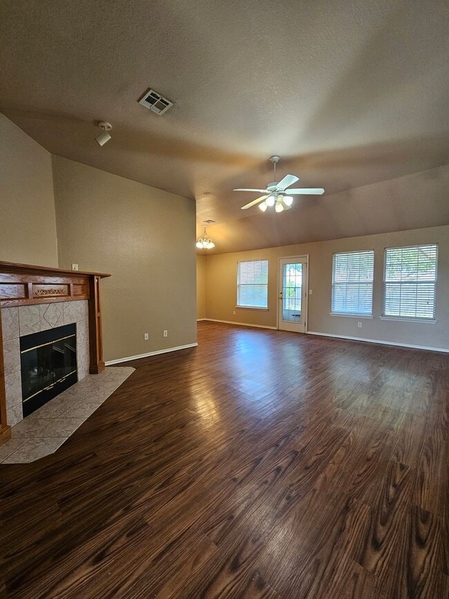 Building Photo - (3) Bed/(2) Bath in S Moore Avail NOW! Pet...