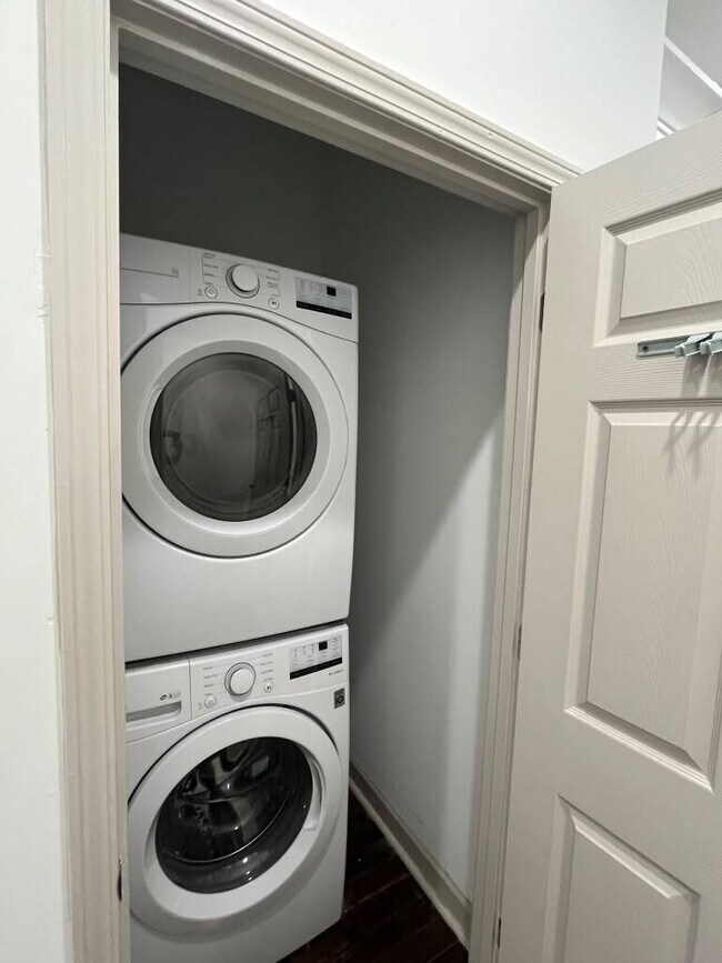 Building Photo - "Executive 2-Bedroom Haven with Gleaming Hardwood Floors in St. Louis City – 3852 Juniata Street!...